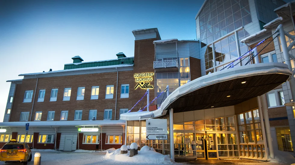 Akutmottagningen på Sunderby sjukhus dras fortfarande med stora problem på grund av bristen på vårdplatser på andra avdelningar på sjukhuset.