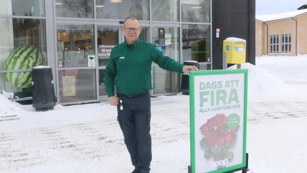 Nils-Johan "Nila" Larsson, ny biträdande butikschef vid Coop Norra ringen gillar verkligen, ja rentav älskar det nya p-systemet i Piteå. Hans butik har fått många nya kunder de två senaste veckorna.