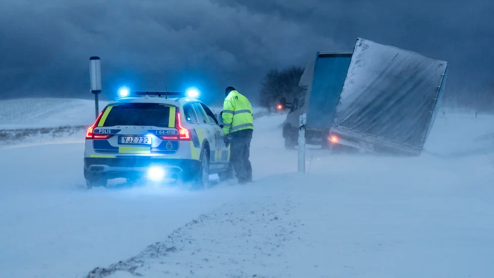 En lastbil körde på söndagen av vägen mellan Sövestad och Hedeskoga, norr om Ystad.
