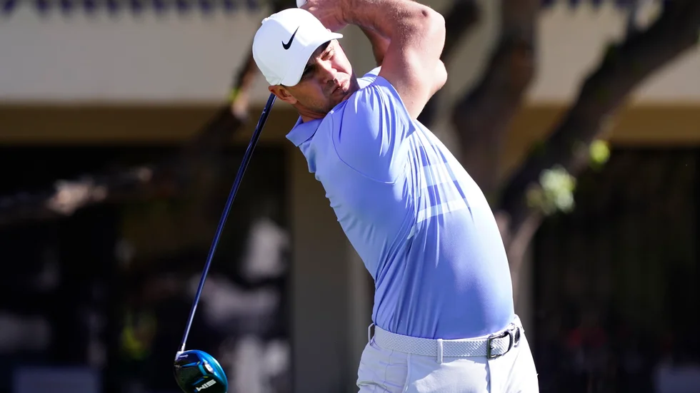 Brooks Koepka slår ut på femte hålet.