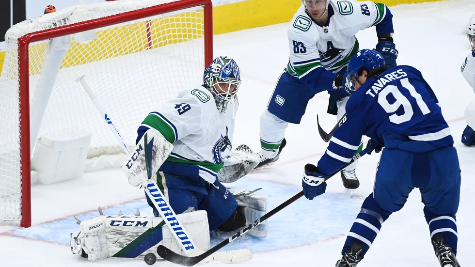Torontos John Tavares går till anfall mot Vancouvers målvakt Braden Holtby.