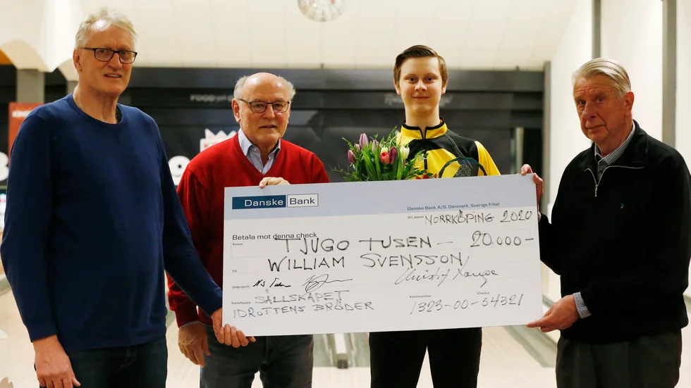 BK Kaskads William Svensson överraskades av Tommy Jonsson, Christof Lange och Nils Thuleborn från Sällskapet Idrottens Bröder som tilldelade bowlingtalangen ett stipendium på 20 000 kronor.
