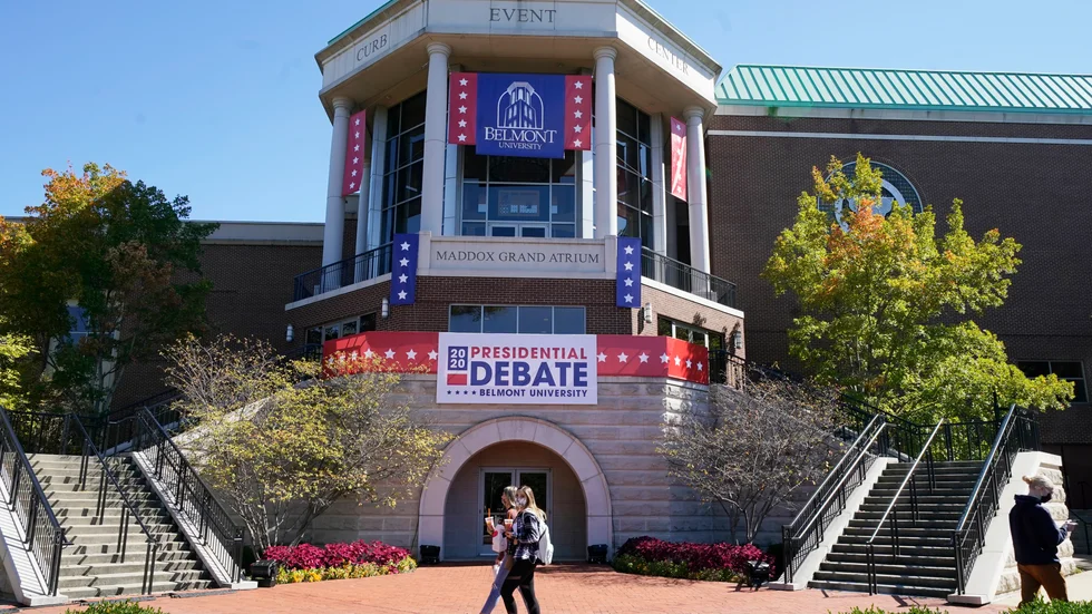 Belmont University i Nashville i Tennessee är utsmyckat inför debatten mellan president Donald Trump och utmanaren Joe Biden som hålls natten till fredagen svensk tid.