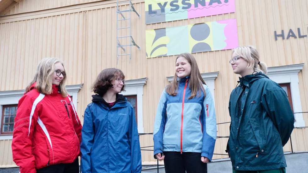 Freja Nygren, Mia Balani, Hildur Stenlund och Irma Larsson är alla engagerade i klimat- och konstprojektet "Lyssna". 