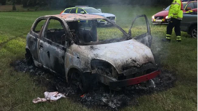 Bilen som 38-åringen stal hittades övertänd på ett gärde utanför Risinge.