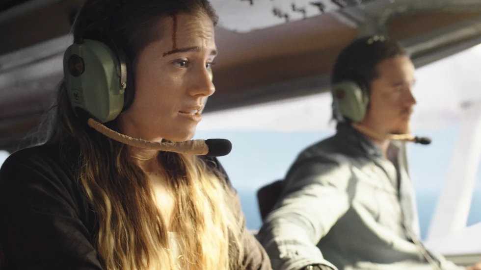 Allison Williams och Alexander Dreymon spelar huvudrollen i "Horizon line". Pressbild.