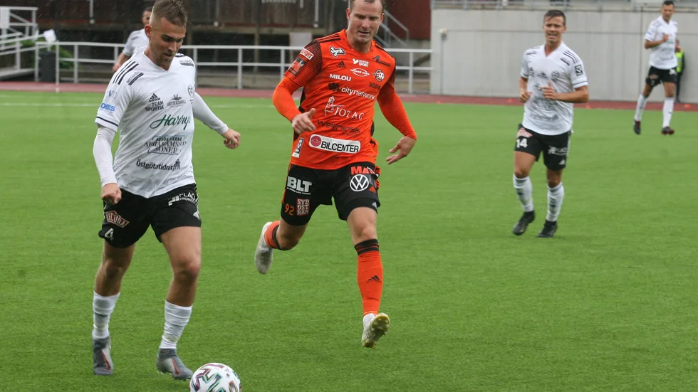 Jesper Merbom Adolfsson spelade högerback på Västra Marks IP, mot Karlskrona och Alexander Petersson. Maif ledde i halvtid och höll undan, trots att det var oerhört nära kvittering. Hoppet lever om att hänga kvar.