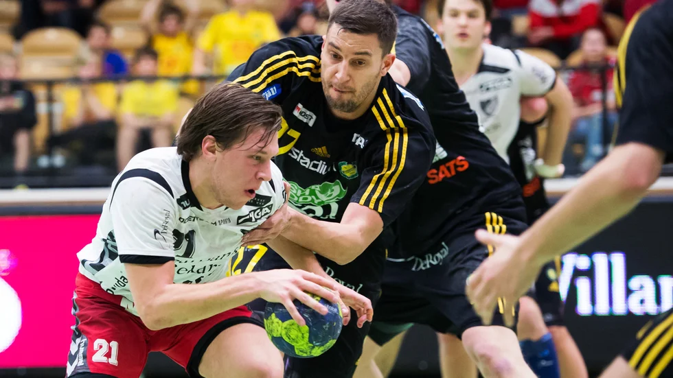 Här syns Zacke i en av sina sista matcher i Guiftröjan. 
Det var mot Kristian Bliznacs Sävehof i kvartsfinal 1 2013. Guif ledde 35–34 när Sävehof kvitterade med ett skott som de flesta ansåg sköts efter slutsignalen. Det blev ytterligare en förlängning och Guif förlorade med uddamålet.