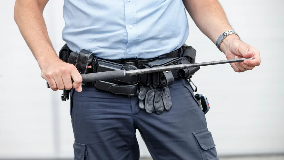 Inte ens säkerhetsvaktens batong stoppade mannen.