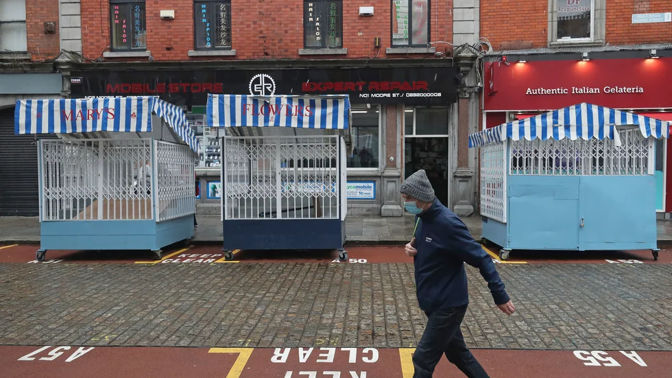 Öde gata i Dublin. Irland stänger ner landet i sex veckor för att få bukt med spridningen av coronaviruset.