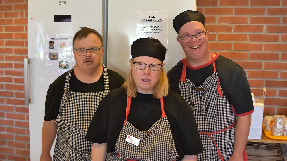 Stefan Björklund, Anna Gustafsson och Rickard Lind har saknat att gå till jobbet under sommaren. Nu har cafét öppnat i nya lokaler på Leoparden, men allmänheten får vänta på att komma och fika. 
