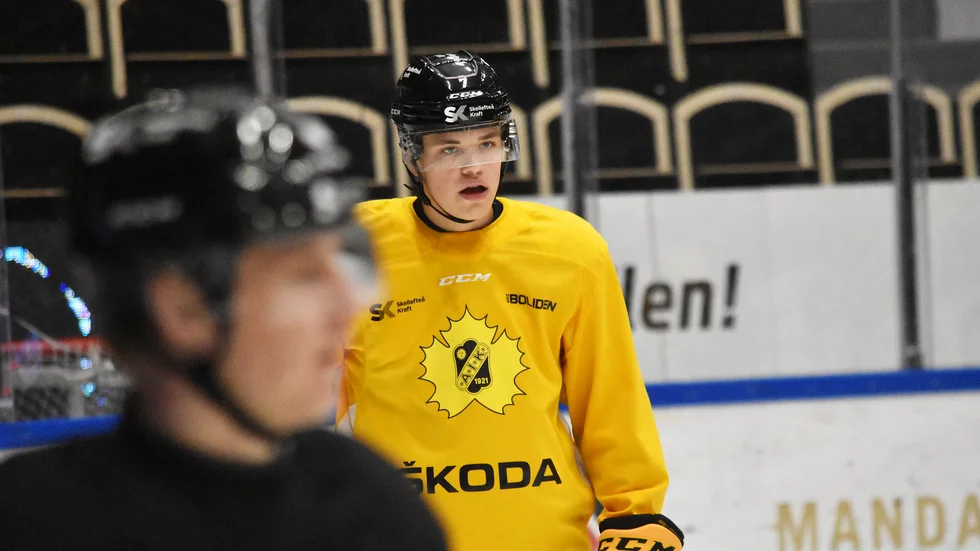Det blev sparsamt med speltid i SHL-premiären för 20-årige Oscar Eriksson. I dagens hemmapremiär mot Örebro är det ovisst om han får speltid eller inte. 