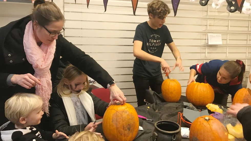 Att göra sin egen lykta av pumpor har varit ett inslag på kvällsöppet i Boden. Efter en vår och sommar utan arrangemang på stan återkommer nu kvällsöppet med spökjakt och pumpaverkstad. Arkivbild