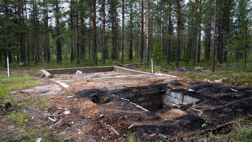 På den här platsen stod Domänverkets bekämpningsmedelsförråd tidigare. Prover som togs innan förrådet revs visade på bekämpningsmedelsrester i källargolvet, främst rester av hormoslyr. Nu kräver miljöinspektören Helena Bloom att nya prover tas.