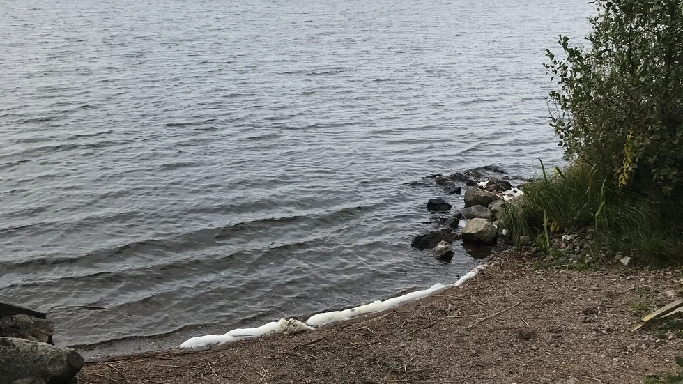 En säck innehållande ett frätande ämne hittades nyligen vid Lännasjön och kommunen bedömer händelsen som ett miljöbrott.