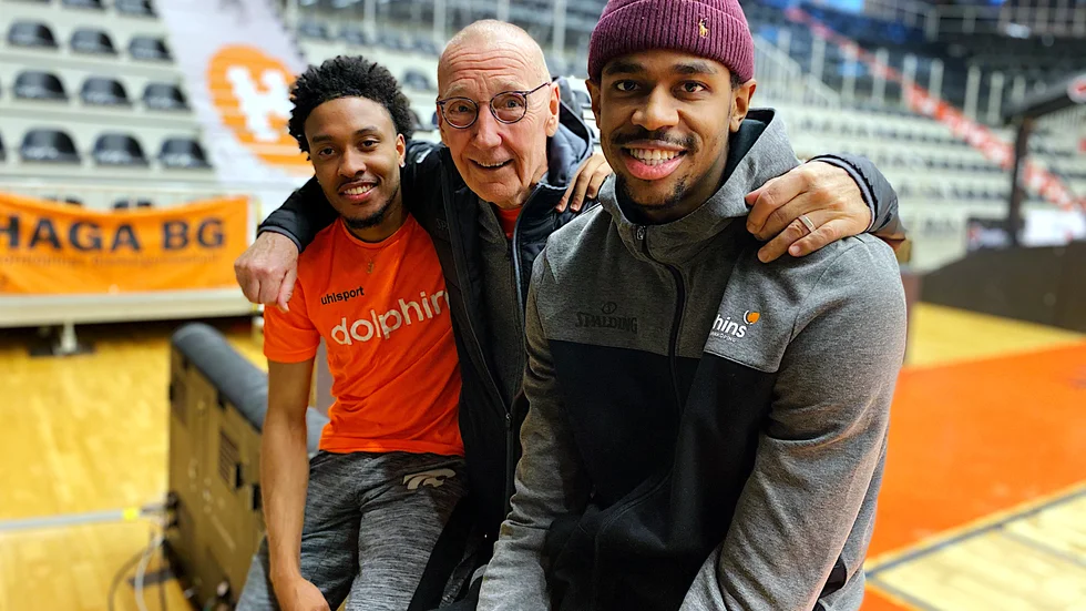 Välkomna tillbaka. Dolphins team manager Benny Lindblom kramar om Kamau Stokes och Phil Carr i Stadium arena.