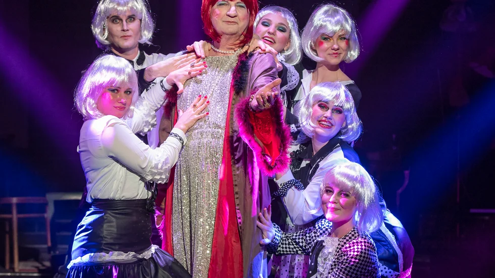Gina (Lennart Bäck) styr sin klubb med järnhand. 