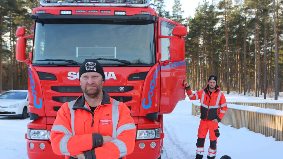 Gino Pettersson och kollega Niclas Pettersson på Assistancebärgaren. Dygnet runt är det redo att dra upp bilar på vägen eller assistera de som fått soppatorsk eller motorhaveri.