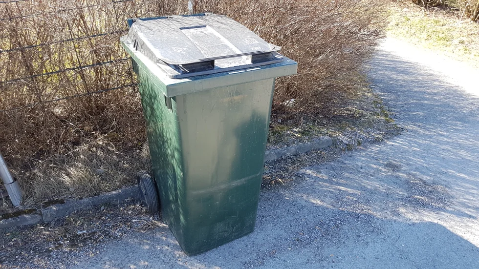 Förvånade boende på Renön upptäckte häromdagen att deras soptunnor hade forslats bort. (Arkivbild)