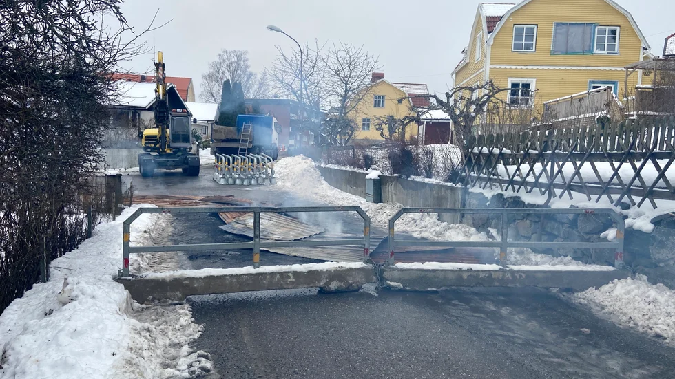 ”Det är tjäle cirka 1,20 meter ner i marken, så vi måste värma upp marken på något sätt”, säger Sevabs tekniker på plats.
