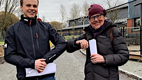 Edvin Wiklund tar emot stipendiet Alvar Ehlins minne av Ulla Reuterskiöld, president i Enköping-Trögden Rotaryklubb.