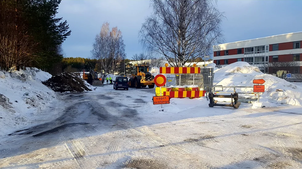 Blomgatan är avstängd för genomfart i höjd med Kallkällan på grund av ett grävjobb som kommunen genomför.