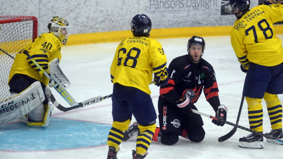 Nej, Christian Axelssons bägge mål räckte i återstarten när gästerna Wings var mera distinkta i avsluten än alla andra Nyköpingsspelare. Bara tredje backpar med Isak Sandström kom med enkla backskott.