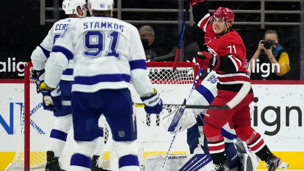 Carolinas Jesper Fast (till höger) gjorde sina två första mål för säsongen i matchen mot Tampa Bay.