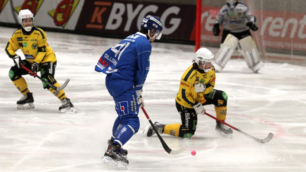IFK Motala har Elias Gillgren, här mot Broberg i Söderhamn förra säsongen, som kontringsvapen. Men också som vass försvarare. I helgen spelas det cup i Örebro.
