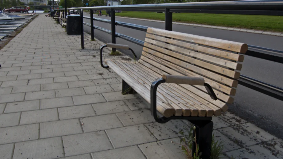 Traditionell parkbänk, som samhällsbyggnad anser vara bäst i längden.