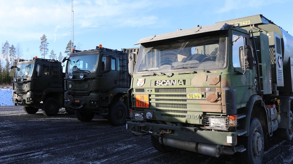 En militärlastbil av den här typen har kört ner i diket vid Marsjön, Lövånger.