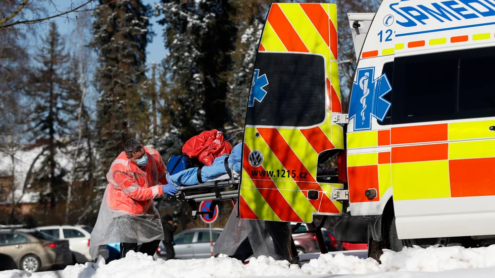En covid-19-sjuk patient transporteras med ambulans i Cheb i Tjeckien. Arkivfoto.