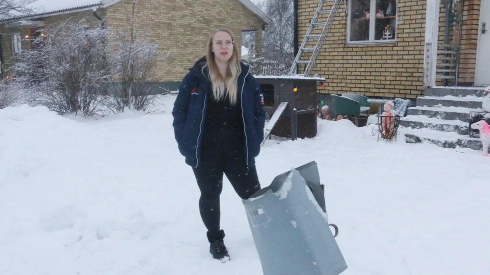 Julia Johansson, fastighetsägarens kusinbarn, hörde smällen vid halv ett-tiden på natten. "Det lät som om någon slog jättehårt i väggen", säger hon.