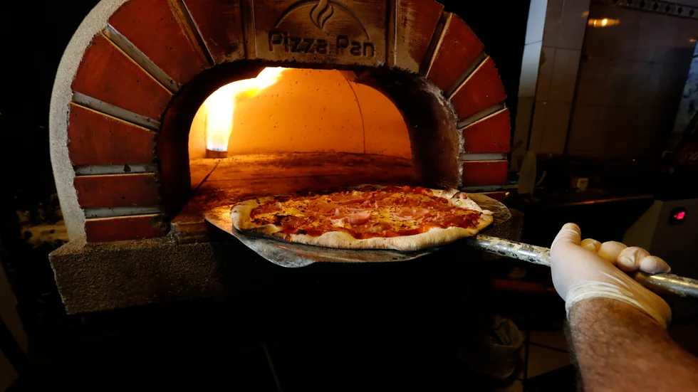 Snart är det första januari. Dagen på året då svensken äter mest pizza. Ny statistik från SCB menar däremot att den kommer vara lite dyrare än tidigare.
