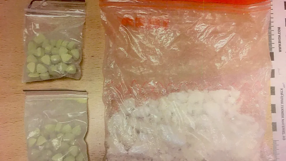28-åringen misstänks för innehav av amfetamin och ecstasy. Rättegången avslutas i mitten av januari.