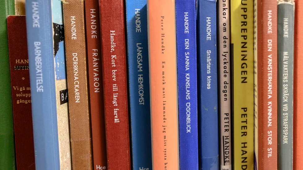 Fortsatt debatt om ledarskapet på öns bibliotek.