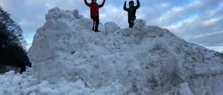 Uppmaningen: Håll barnen borta från snöhögar vid vägen
