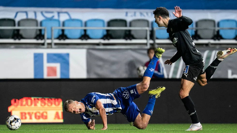 Pontus Wernbloom i IFK Göteborg faller i kamp med Örebros Deniz Hümmet på Gamla Ullevi.