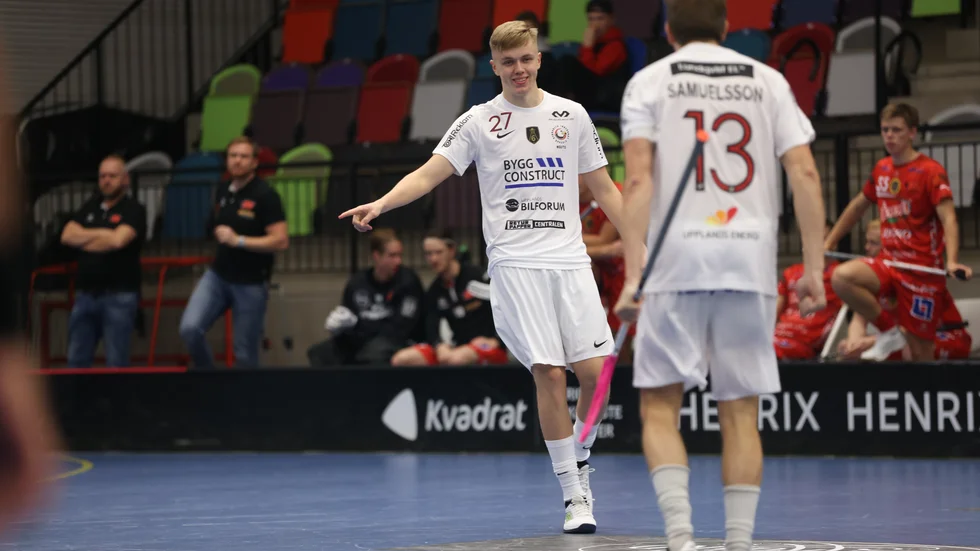 Liam Åström gjorde mål i sitt första superligabyte någonsin. Redan efter 51 sekunders spel spräckte Storvretadebutanten nollan mot Jönköping. Lagkaptenen Mattias Samuelsson är på väg att gratulera.