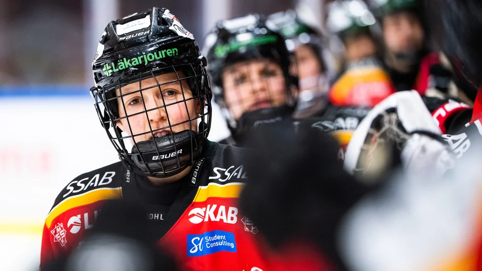 Michelle Karvinen och hennes Lugano har fått pausa säsongen i Schweiz. Om ligan stängs för lång tid framöver kan stjärnan hamna i Luleå Hockey/MSSK igen.