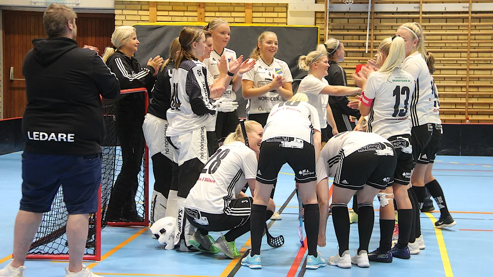 När blir nästa segerjubel för de lokala innebandylagen? Några matcher i helgen blir det inte, men kanske i slutet av november.