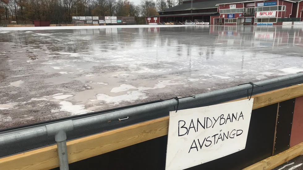 Gruset tittar fram på K bygg arena på grund av mildväder och blåst. IFK Motala kan på torsdagen träna på halvplan, men genrepet på söndag är tveksamt om det kan genomföras.