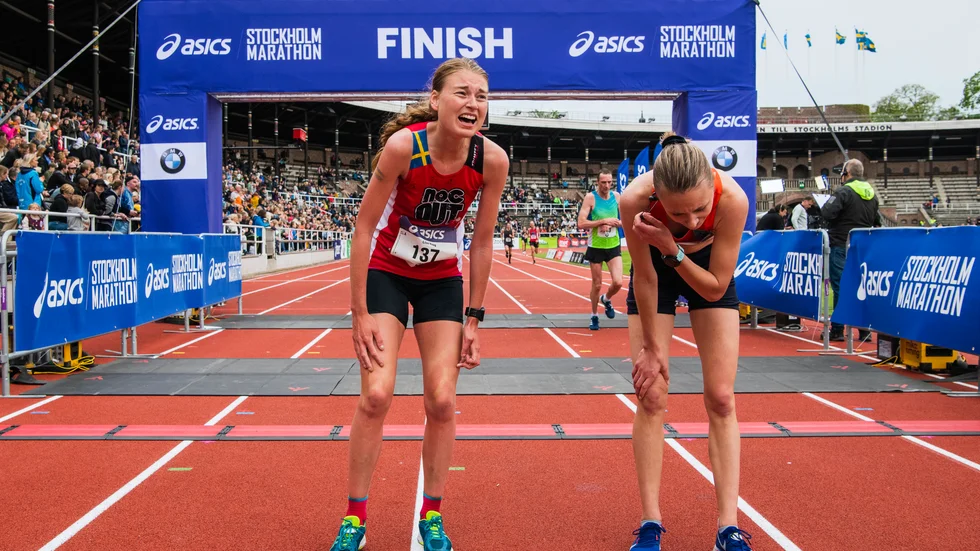 Nocout-löparen Lisa Ring har gått i mål på Stockholm marathon. Nu ställer klubben in sin verksamhet i tre veckor – och hoppas att fler håller ut. 
