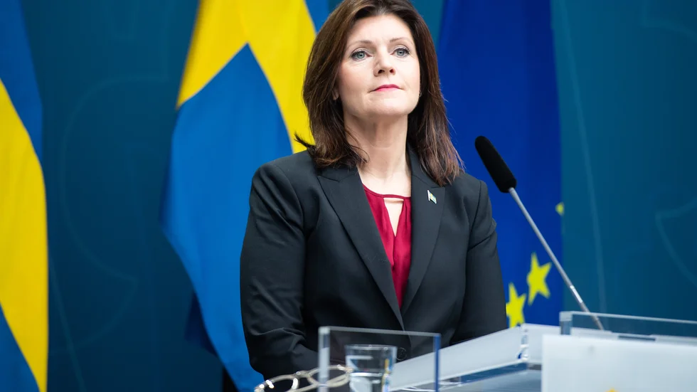 Arbetsmarknadsminister Eva Nordmark (S) klargör bland annat att LO är en av flera fackliga organisationer.