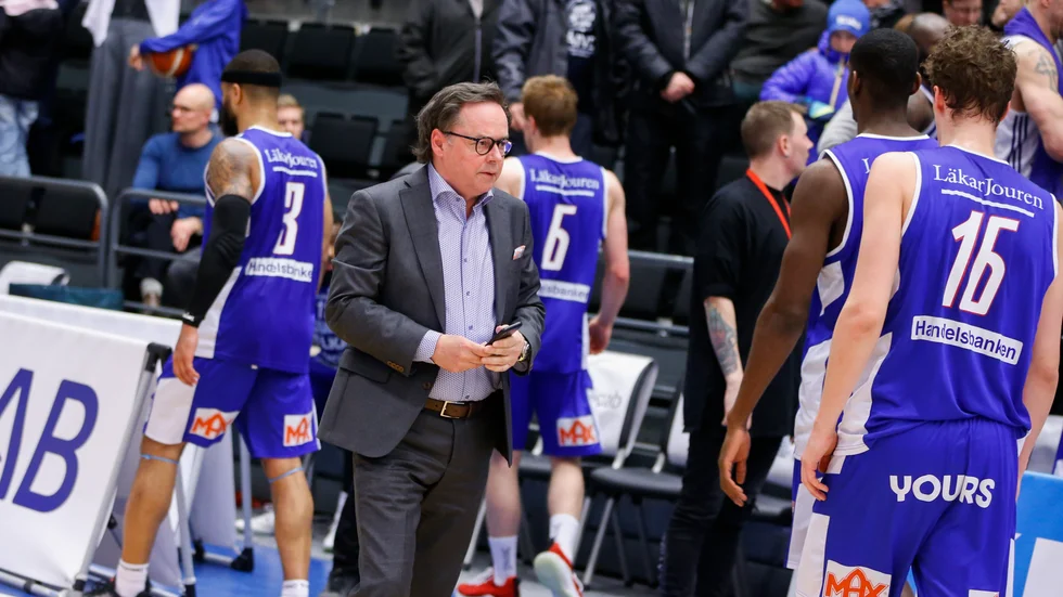 Lars Mosesson förklarar att man håller dörren öppen för en eventuell ersättare för AJ Davids Jr.