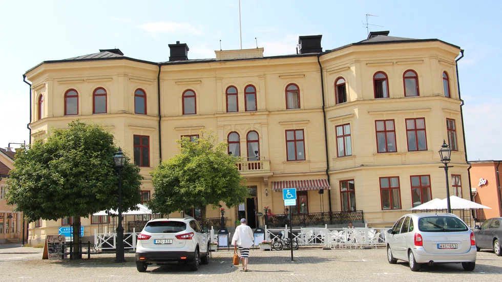Skänninge stadshotell är fortfarande stängt efter konkursen förra året. Det är ännu klart när en ny ägare kan vara på plats.