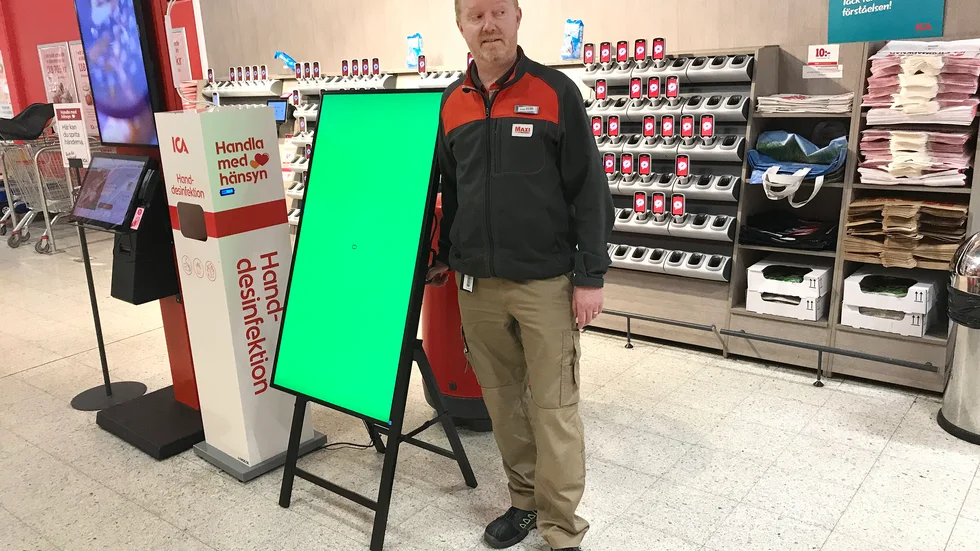 Grönt ljus betyder "varsågod att gå in i butiken". Peter Slagbrand visar butikens nya digitala system.