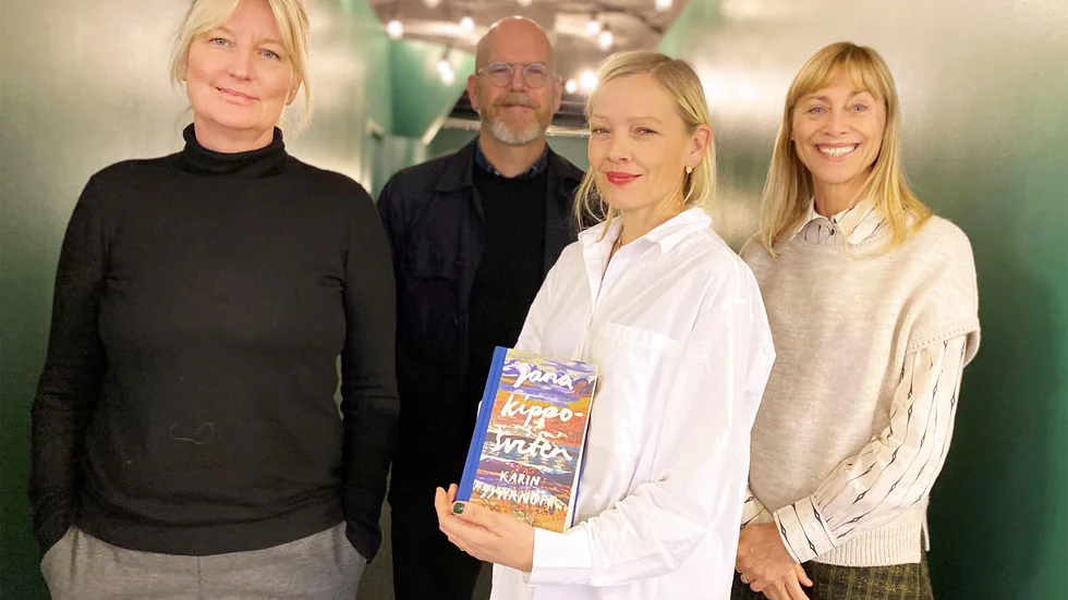 Karin Smirnoff, förläggaren Jonas Axelsson, Anna Wallmark, filmproducent från Myckle, och Filmlance VD Hanne Palmquist översätter tillsammans Jana Kippo-sviten till tv. "Det är en ära", säger Anna Wallmark. 