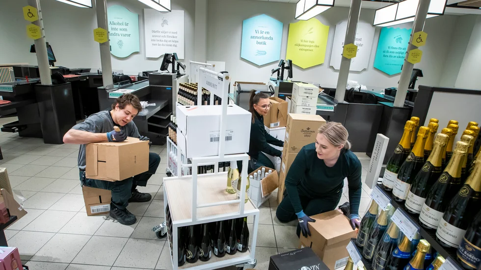 Hjalmar Sundvall, Julia Edholm och Lovisa Hannu gör i ordning det sista på den alkoholfria avdelningen vid nya systembolaget på Skutviken.
