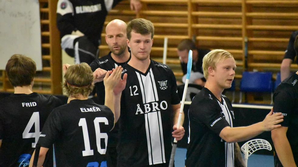 "Jag förstår om man fortsätter spela i SSL, men inte i division 1", säger VIBK-kaptenen Johan Carlsson.